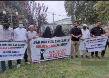 Dialysis, Cancer patients protests in Srinagar over golden card services