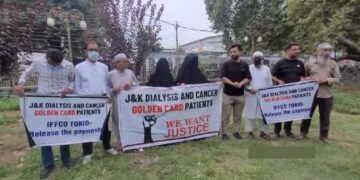 Dialysis, Cancer patients protests in Srinagar over golden card services