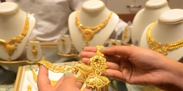 Gold, Silver Futures Extend Record Rally On Rate Cut Hopes, Global Tensions