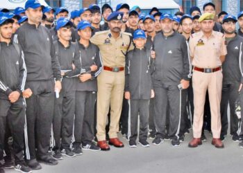 SSP Anantnag flags off Bharat Darshan Tour for students from district Anantnag