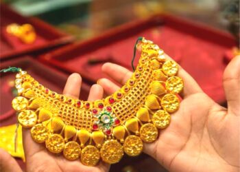 Gold Futures Hit Record Rs 1.22 Lakh/10g On Global Worries, Dovish Fed Cues