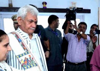 LG Manoj Sinha visits Chotay Taray Foundation Centre in Srinagar