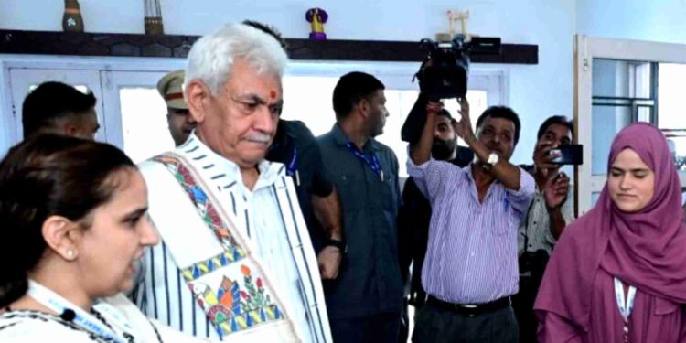 LG Manoj Sinha visits Chotay Taray Foundation Centre in Srinagar