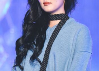 MAMAMOO's Hwasa Makes Stylish Entry In New Teaser For NA From Album O