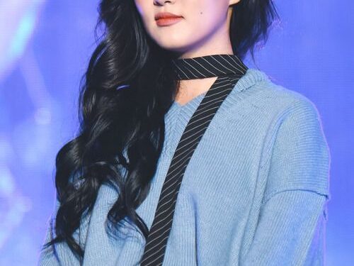 MAMAMOO's Hwasa Makes Stylish Entry In New Teaser For NA From Album O