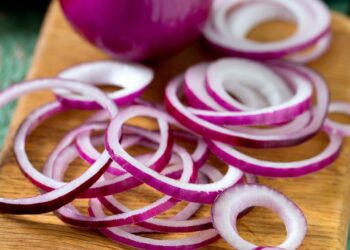 This Is Why You Must Stop Eating Onions And Curd Together