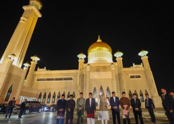 PM @narendramodi visited the Omar Ali Saifuddien Mosque in Brunei.