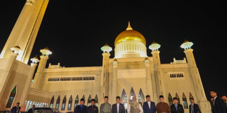 PM @narendramodi visited the Omar Ali Saifuddien Mosque in Brunei.
