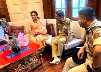 J&K Police Chief Visits Fallen Officer’s Home, Hails His ‘Unique Blend Of Courage, Compassion’