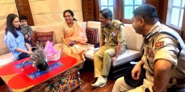 J&K Police Chief Visits Fallen Officer’s Home, Hails His ‘Unique Blend Of Courage, Compassion’
