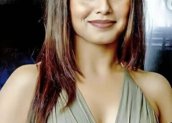 Rani Mukerji Sets A Case For Comfort Fashion In Crimson Tunic And Formal Pants