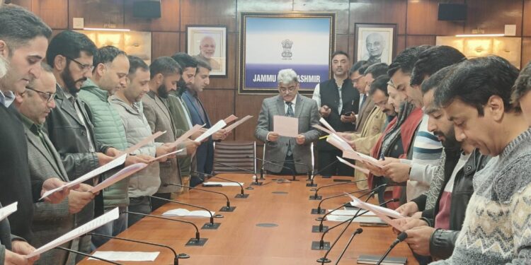 Dulloo administers ‘Unity Pledge’ to Civil Secretariat employees