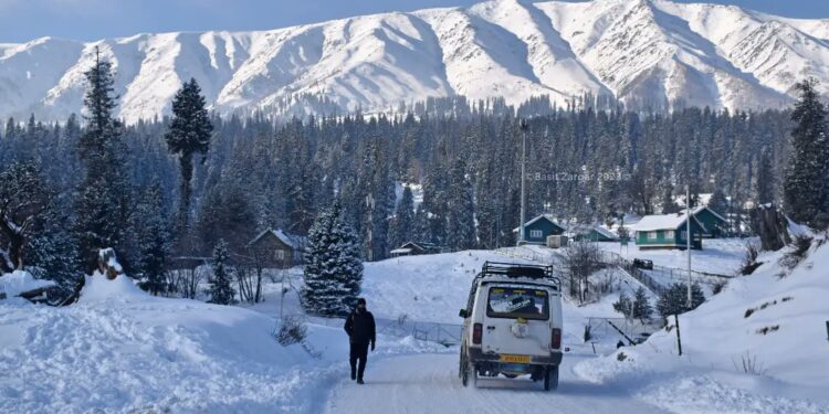 Kashmir Receives Fresh Snow, Wet Spell Predicted Ahead