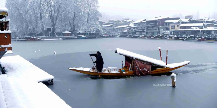 Kashmir Continues To Reel Under Cold Conditions, Light Snowfall Expected Over Weekend