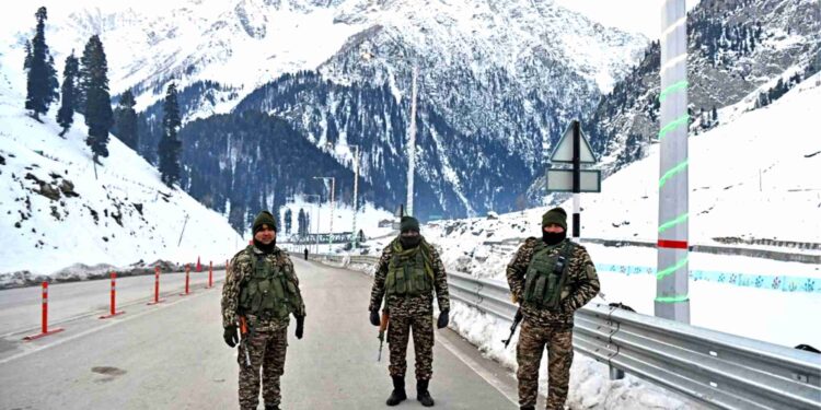 Amid forecast of light snowfall, day temp rises in Kashmir