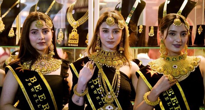Silver climbs Rs 4,000 to Rs 2.68 lakh/kg; gold rises to Rs 1.61 lakh/10g