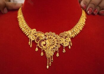 Gold futures drop Rs 780 to Rs 1,57,975/10g