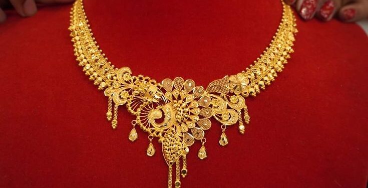 Gold futures drop Rs 780 to Rs 1,57,975/10g
