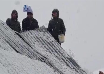 Pir Panjal Receives Light Snowfall, Traffic Slows Along Mughal Road