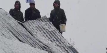 Pir Panjal Receives Light Snowfall, Traffic Slows Along Mughal Road
