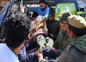 Distt Admin. Kupwara airlifts critical patients from Karnah