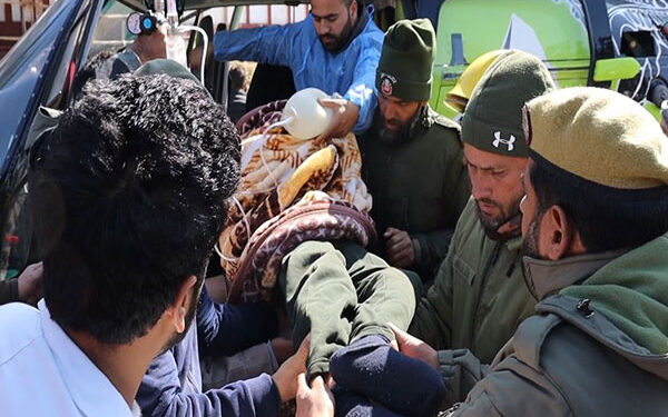 Distt Admin. Kupwara airlifts critical patients from Karnah