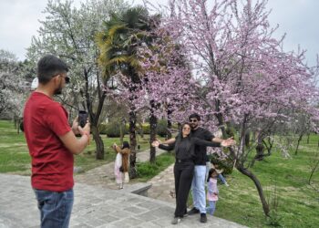 Poor cellular network irks tourists, locals at Badam Vaer