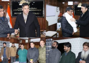 Distt Admin Srinagar bids warm farewell to outgoing ADDC Ghulam Hassan Sheikh