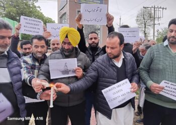 JAMMU KASHMIR TEACHERS FORUM HOLDS CANDLELIGHT VIGIL TO MOURN BAISARAN PAHALGAM VICTIMS
