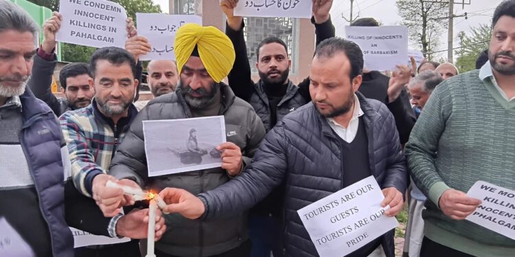 JAMMU KASHMIR TEACHERS FORUM HOLDS CANDLELIGHT VIGIL TO MOURN BAISARAN PAHALGAM VICTIMS