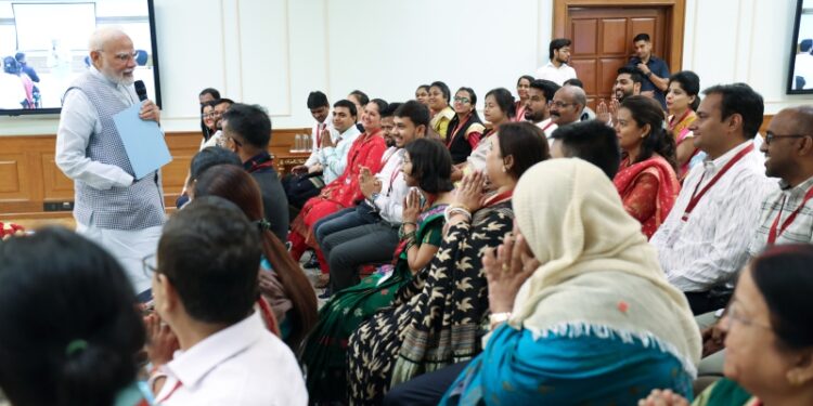 Prime Minister Shri Narendra Modi interacts with MUDRA Yojana beneficiaries