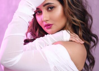  “Don’t Play Games In The Name of Religion”: Rashami Desai Slams Urvashi Rautela