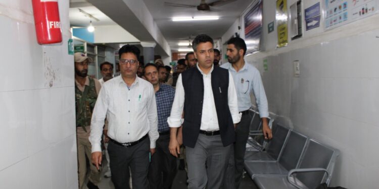 DC Budgam conducts surprise inspection of Distt Hospital