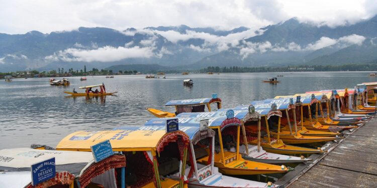 MeT predicts moderate showers in Kashmir, heavy rains in Jammu till Aug 15