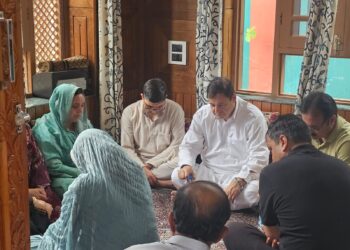 Sakeena Itoo, Javid Dar pay condolence visit to CM's OSD's Family