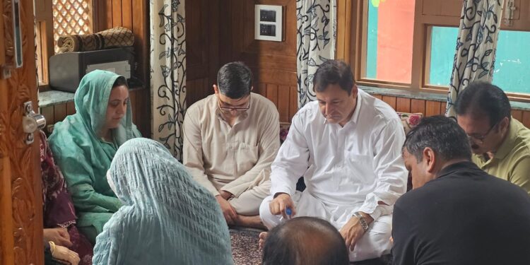 Sakeena Itoo, Javid Dar pay condolence visit to CM's OSD's Family