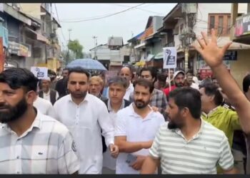 Shopian shuts over shifting of key office; leaders, trade bodies hold protest