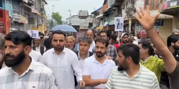 Shopian shuts over shifting of key office; leaders, trade bodies hold protest