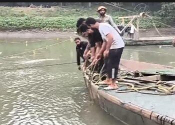 Boat Capsizes in Jhelum at Pampore, One Sand Digger Dies, Two Rescued