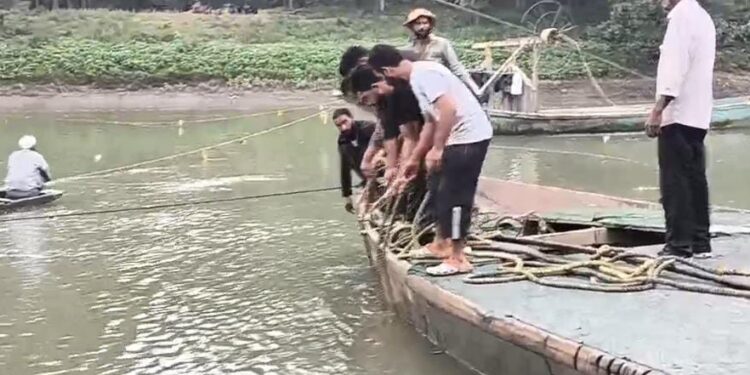 Boat Capsizes in Jhelum at Pampore, One Sand Digger Dies, Two Rescued