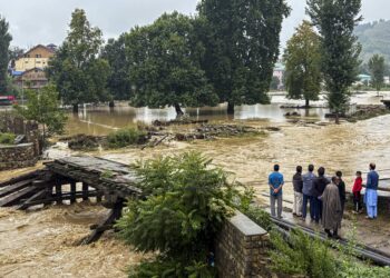 J&K | River Jhelum Crosses Flood Alert Mark In Srinagar