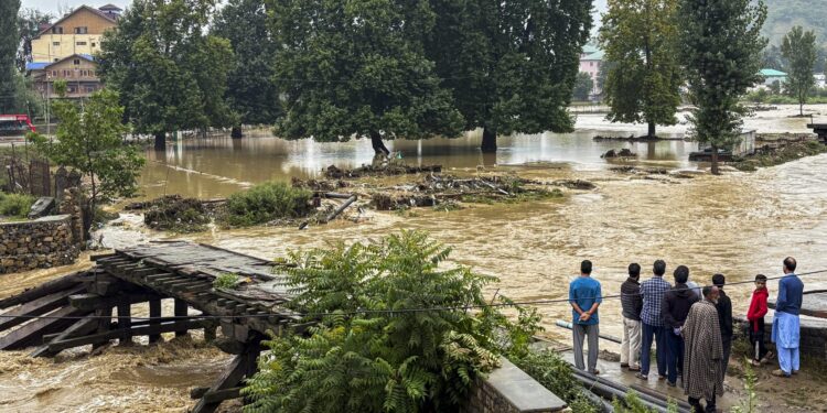 J&K | River Jhelum Crosses Flood Alert Mark In Srinagar