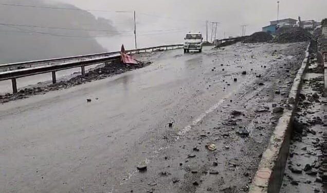 Landslide Blocks Kishtwar–Thathri Road, Traffic Comes to Halt