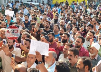 Fruit mandis shut across Kashmir valley over highway havoc