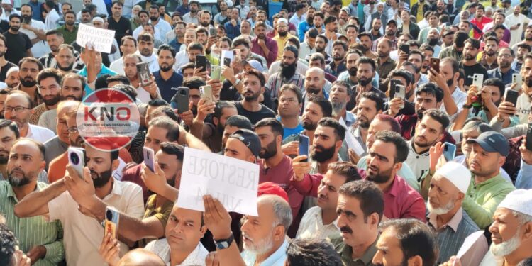 Fruit mandis shut across Kashmir valley over highway havoc