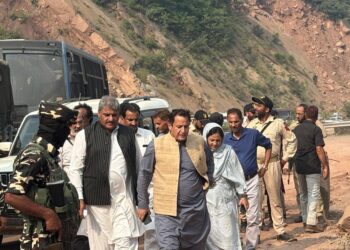 Minister Javed Dar visits Qazigund, Jablipora to assess situation on highway