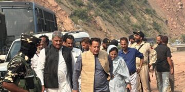 Minister Javed Dar visits Qazigund, Jablipora to assess situation on highway