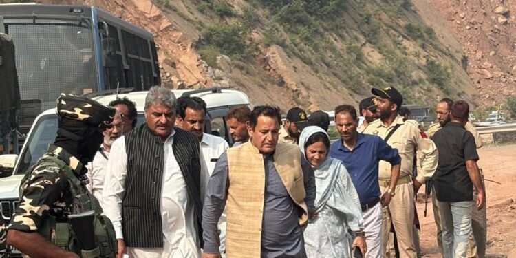 Minister Javed Dar visits Qazigund, Jablipora to assess situation on highway