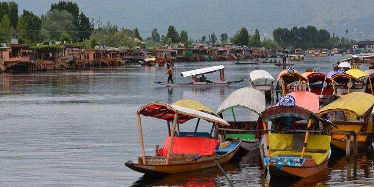 Kashmir Shivers As Night Temperatures Dip Further Across Valley; Shopian Logs Minus 8.2 Deg C