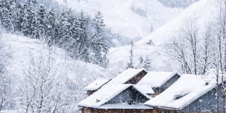 Fresh Snowfall in Kargil’s Higher Reaches, Rain in Plains; Traffic Disrupted on NH-1D